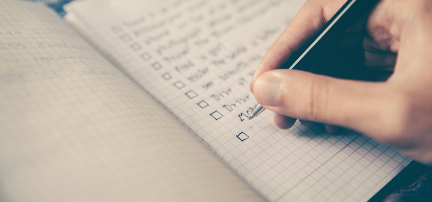 Checkliste für den Hauskauf, die Ihnen bei jedem Schritt des Prozesses hilft. Von der Finanzierung über die Suche und Inspektion bis hin zum Abschluss und Umzugsvorbereitungen. - &copy;glenncarstenspeters