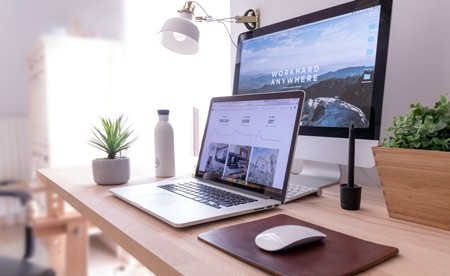 Büro mit Laptop auf einem Tisch - &copy;domenicoloia